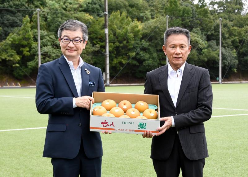 名古屋グランパスエイト小西代表取締役社長（左）とみよし果樹組合竹谷組合長（右）