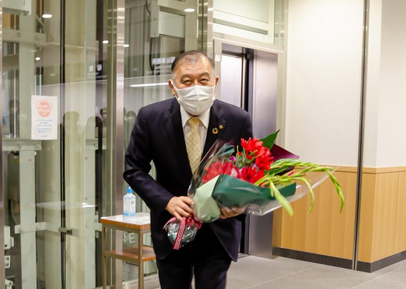 花束を受け取る小野田市長