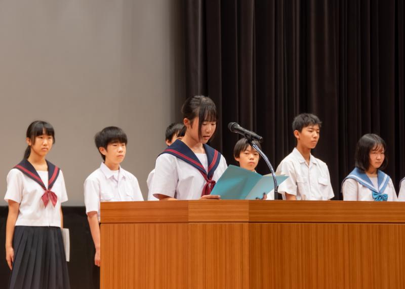 中学生平和学習広島派遣の報告をする南中学校3年小島さん