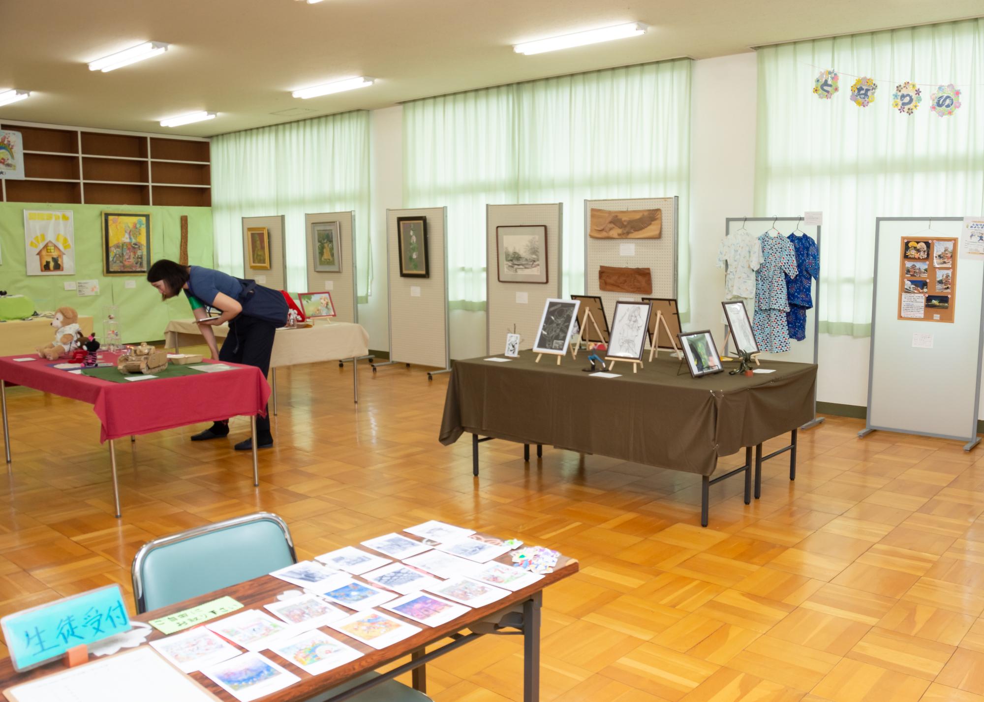 地域の人々の作品も展示