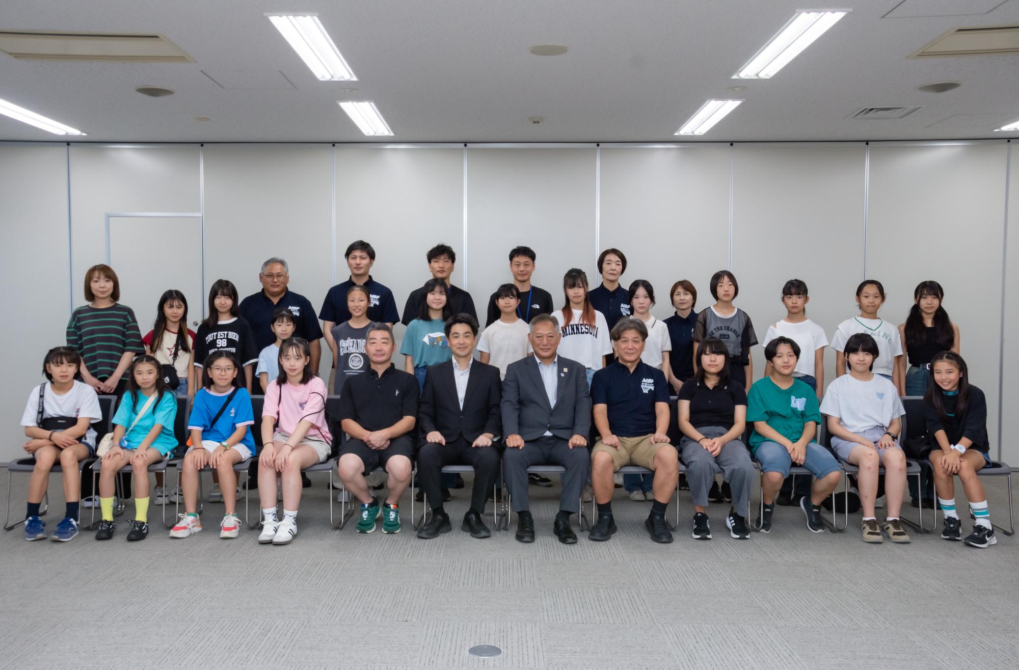 交流団の皆さんの集合写真
