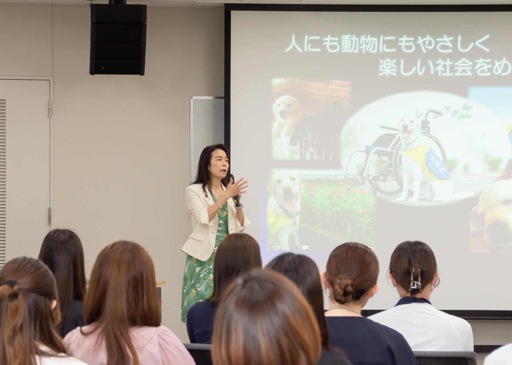 登壇する高柳理事長