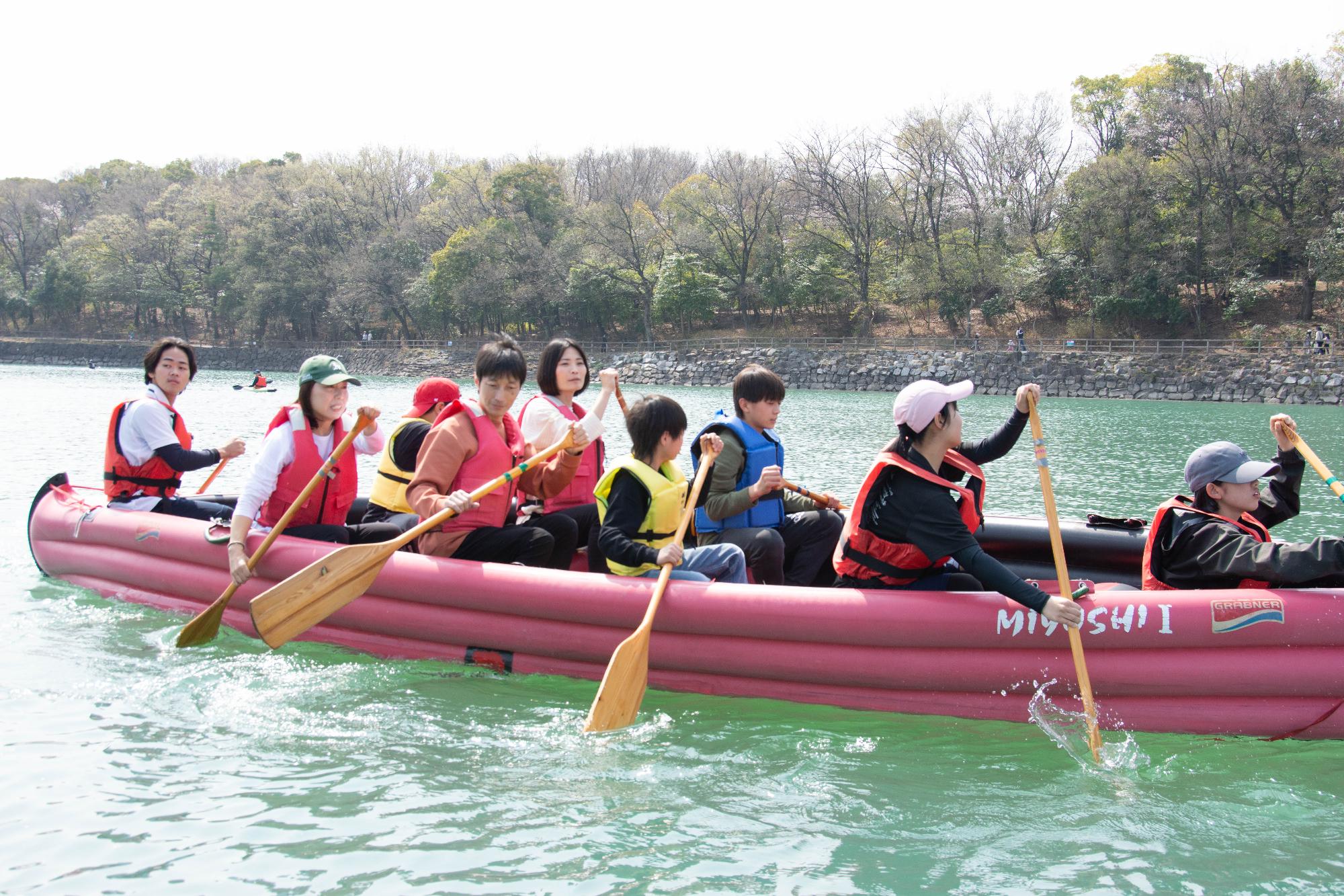 10人乗りEボートへ乗って出発