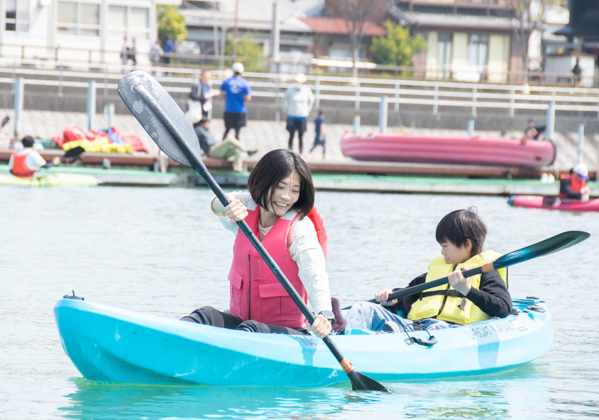 2人乗りのカヌーに乗る親子