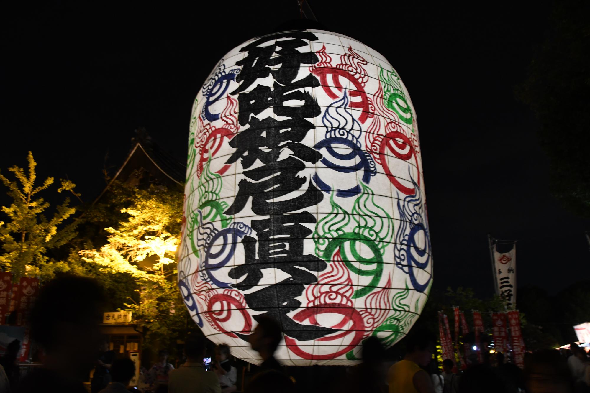 夜の大提灯の様子