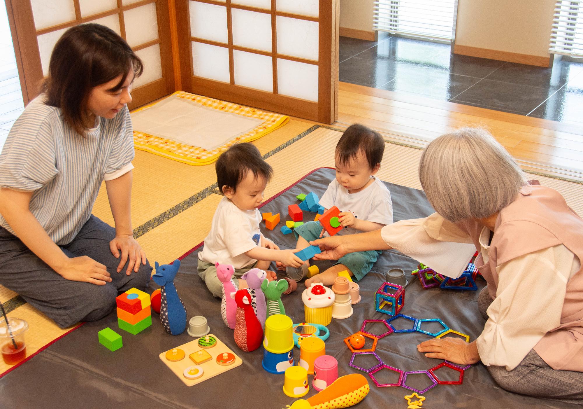 おもちゃで遊ぶ利用者家族