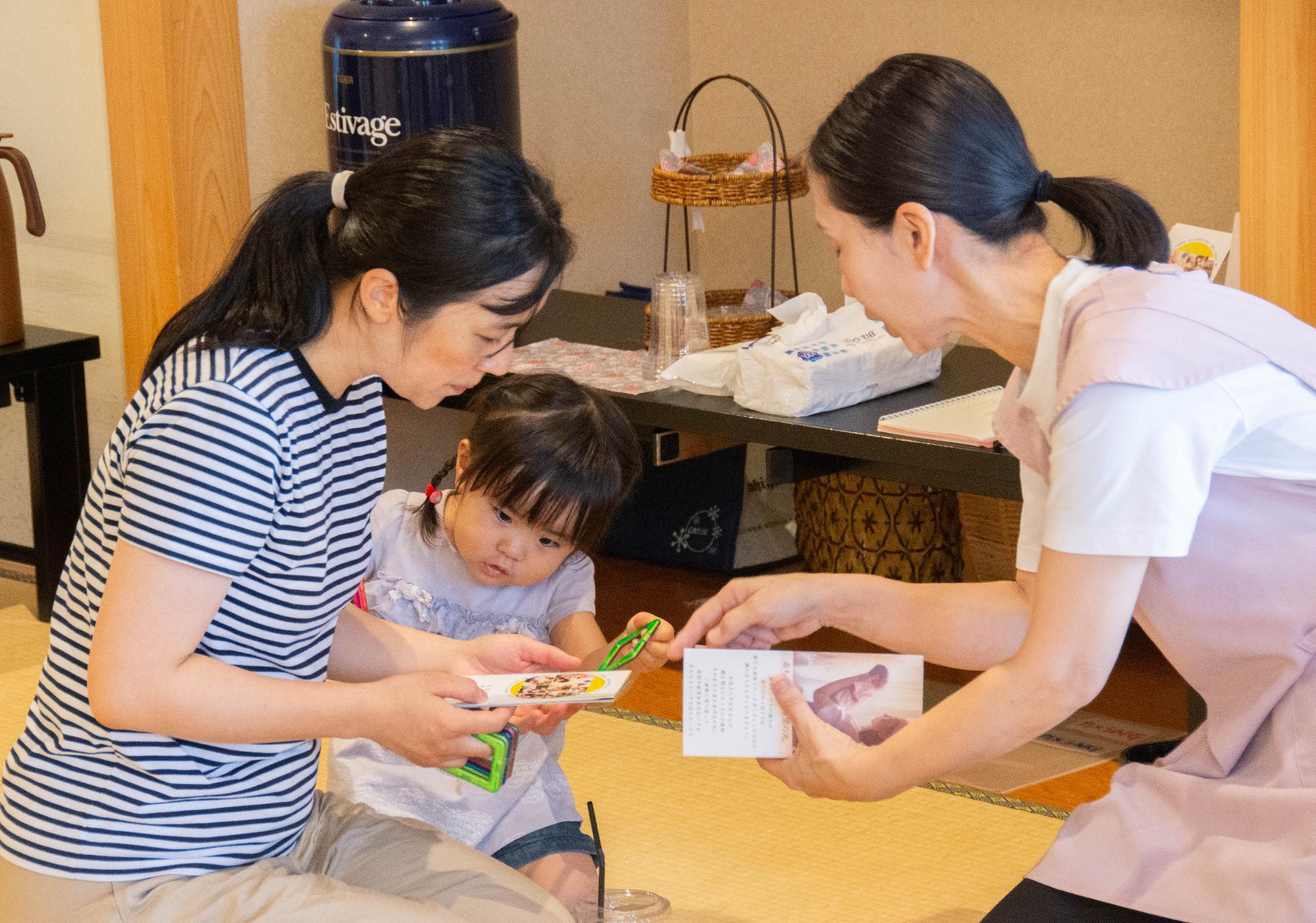 ドゥーラに関する説明を受ける女性
