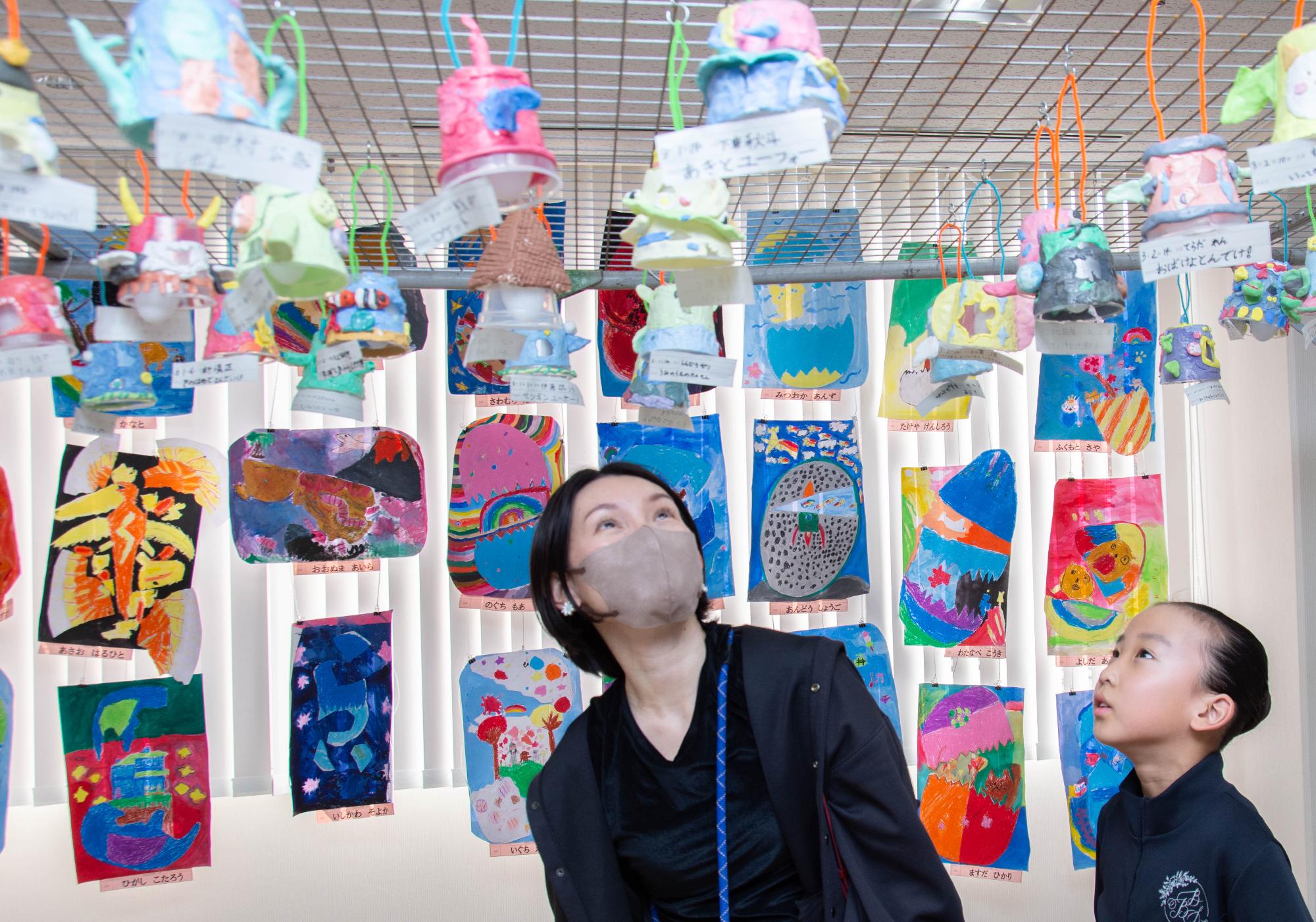 カラフルな作品を鑑賞する親子