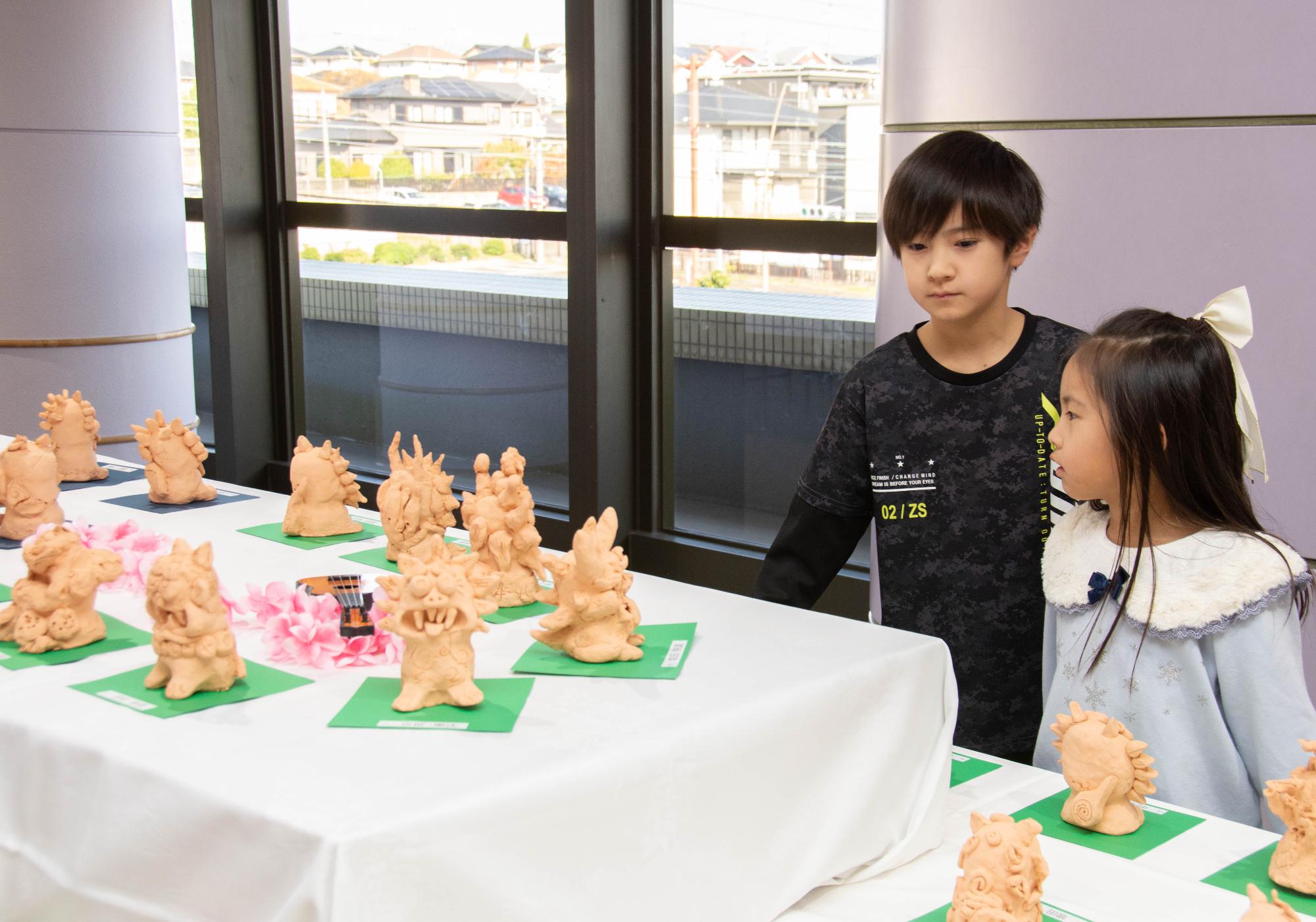 手作りのシーサーを鑑賞するこどもたち