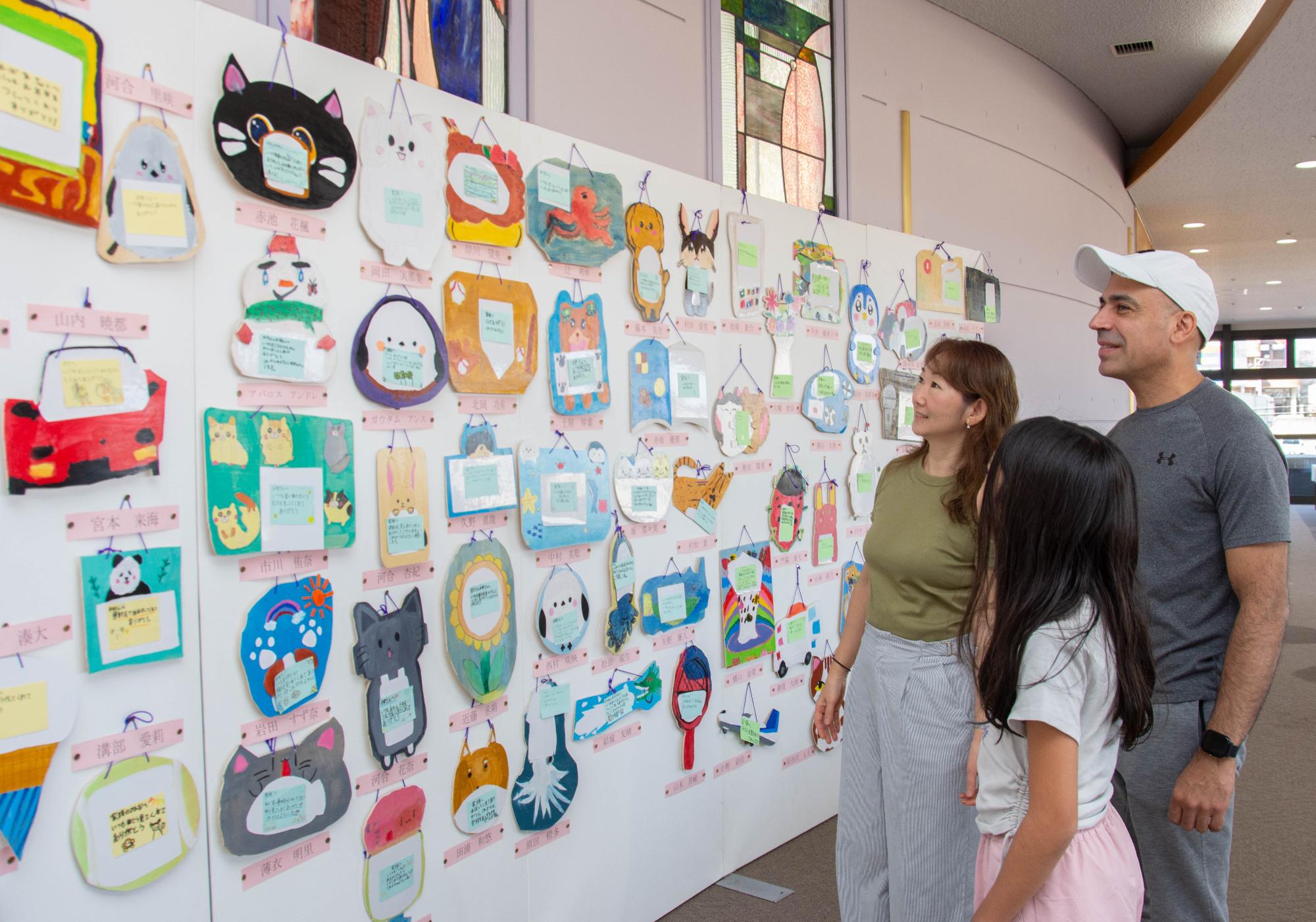 パネルアートを鑑賞する親子