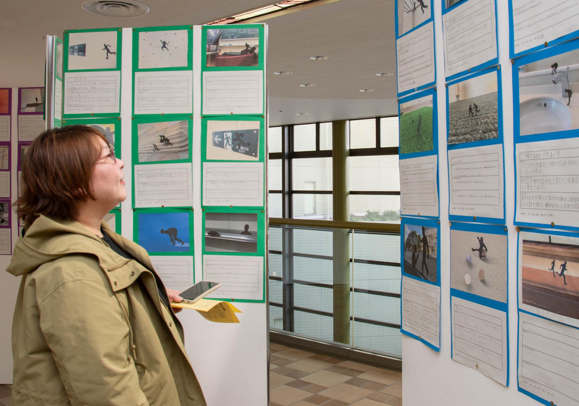 フォトアートを鑑賞する保護者