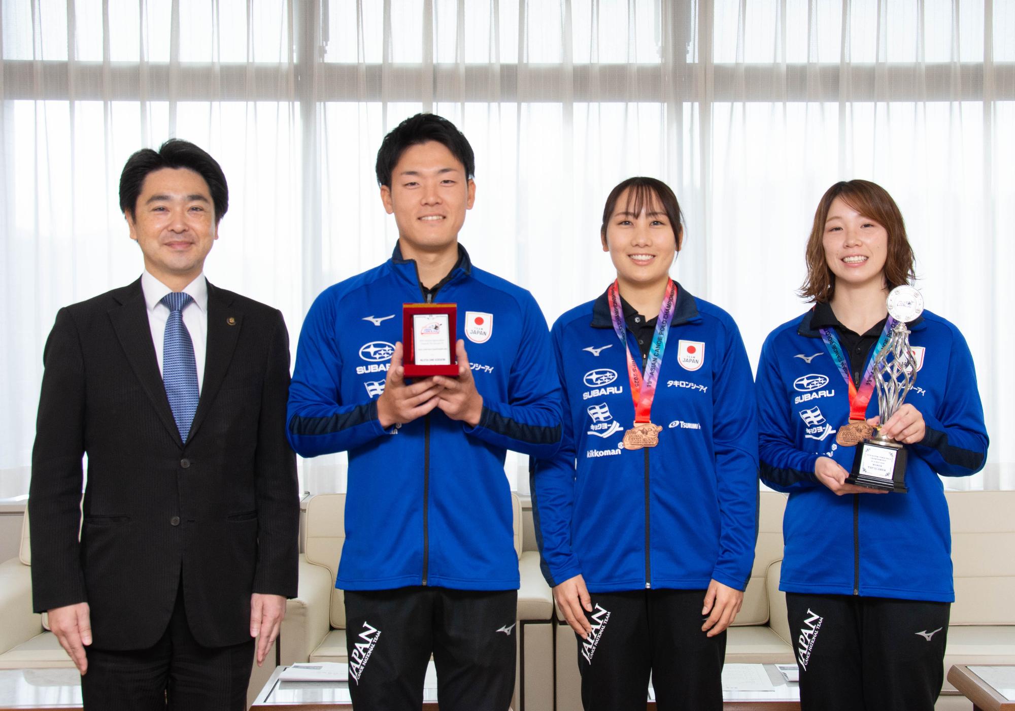 小山市長（左）と選手たち