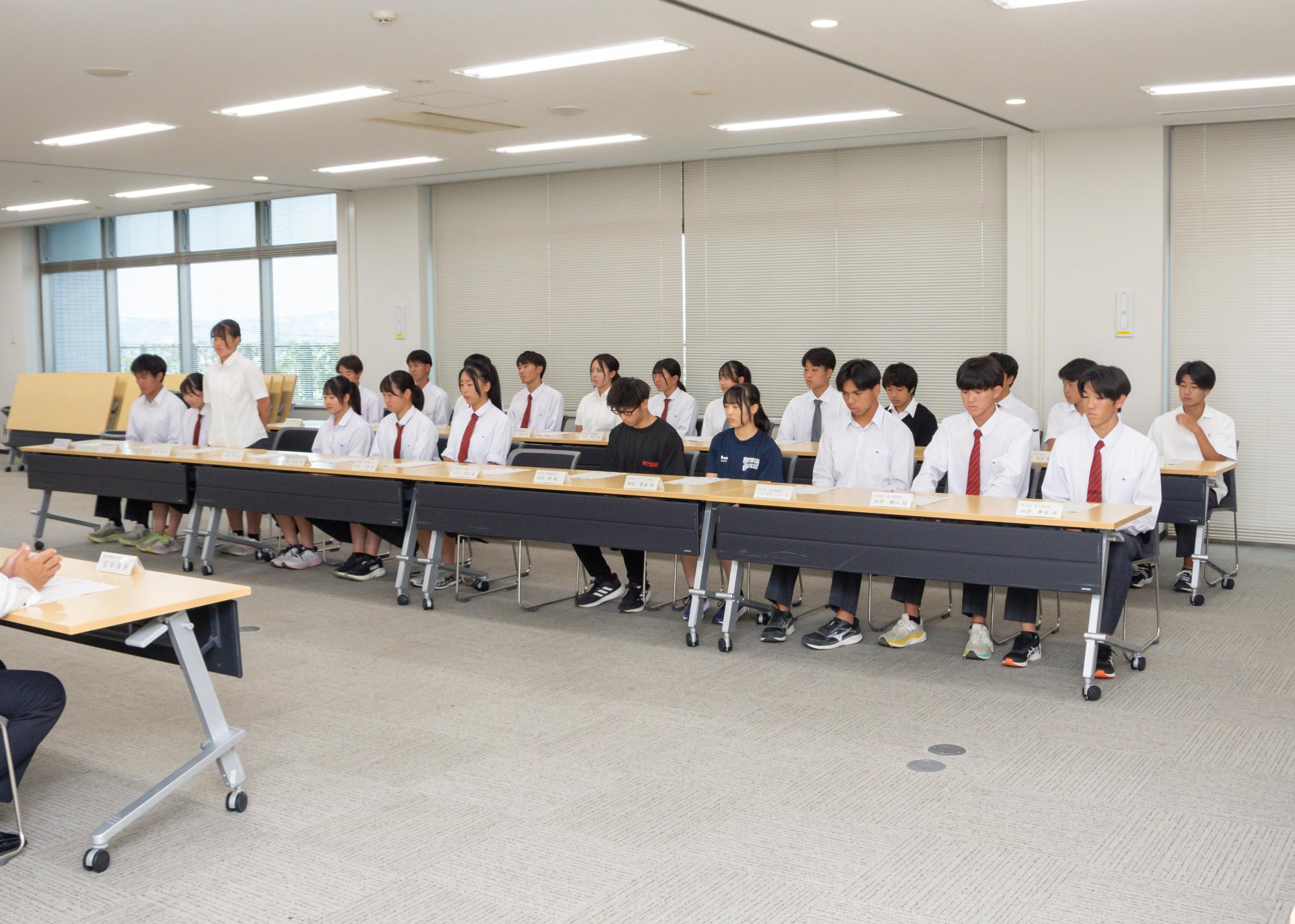 自己紹介と意気込みを話す選手たち
