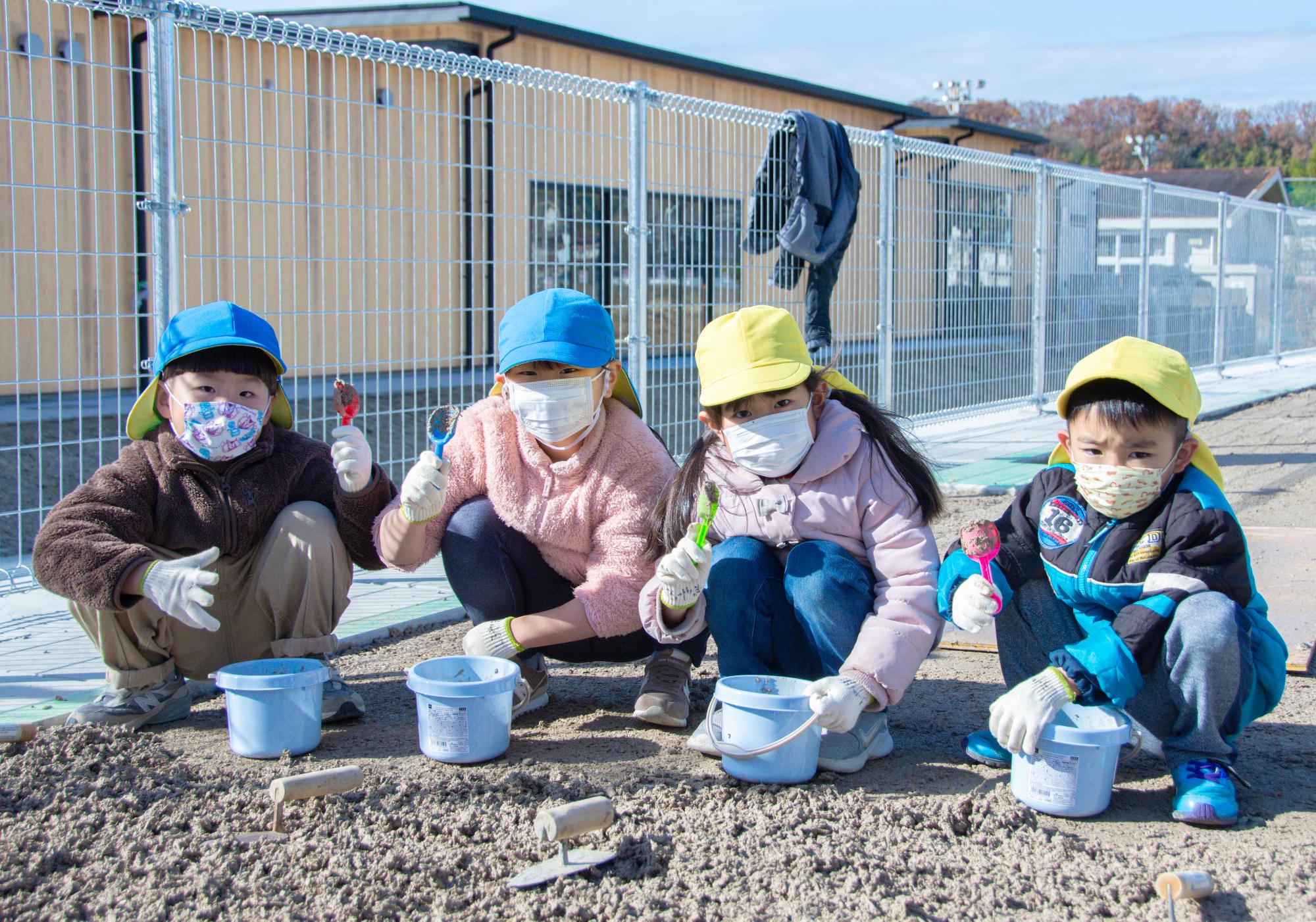舗装作業を体験する園児たち1