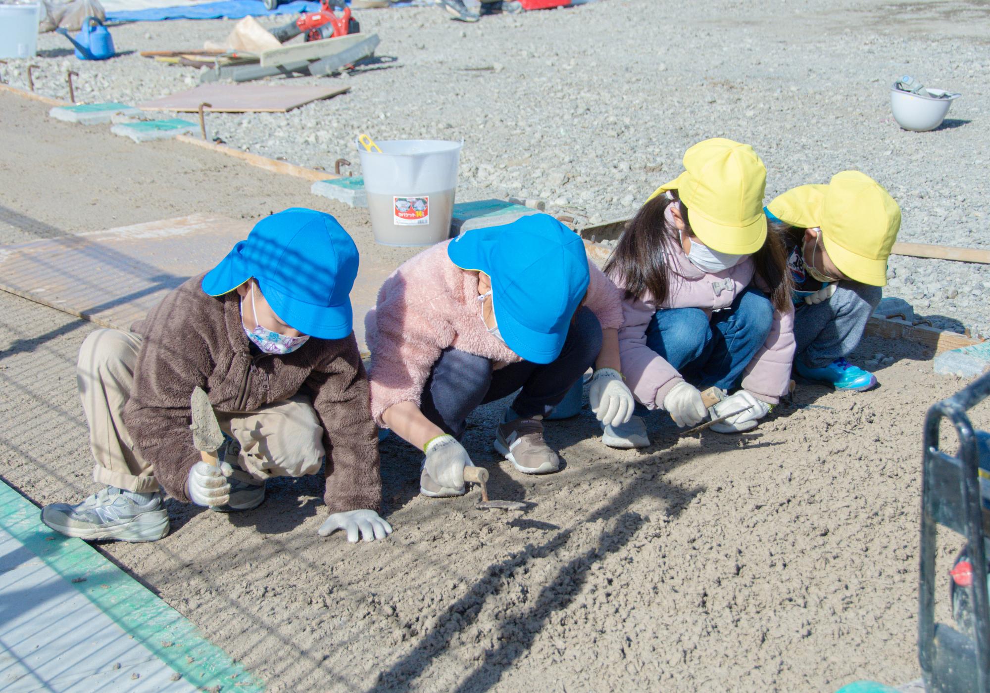 舗装作業を体験する園児たち2