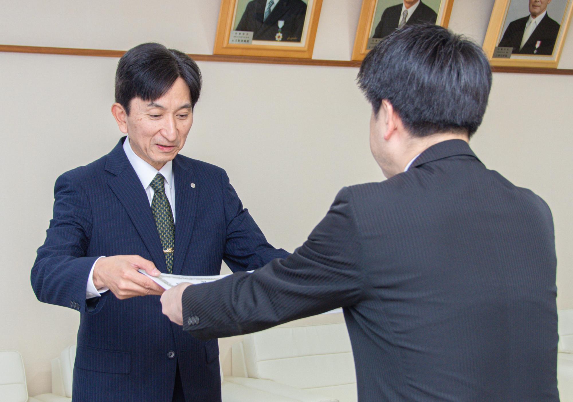 特別賞詞を贈呈する様子