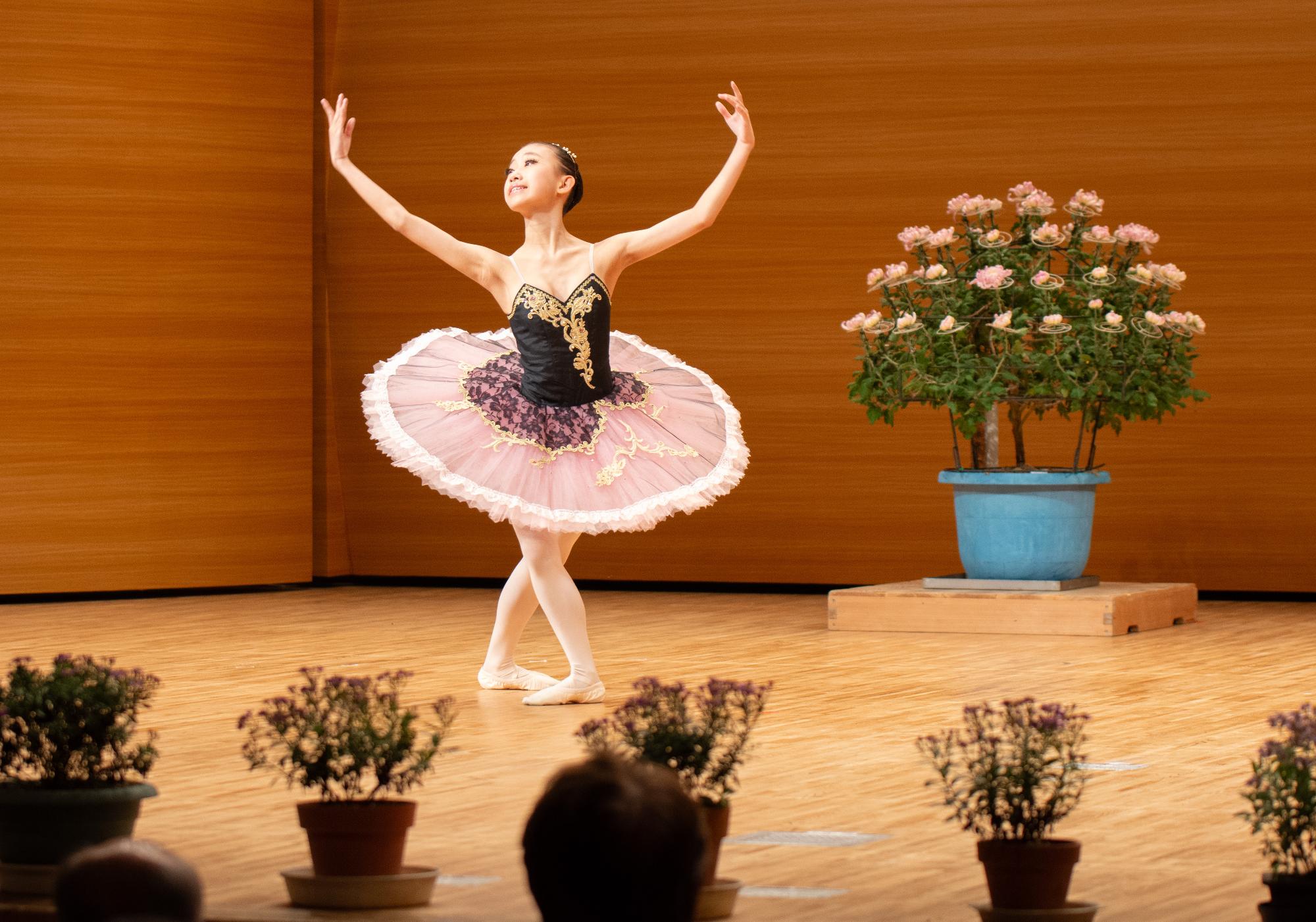 文化の日式典でバレエを披露