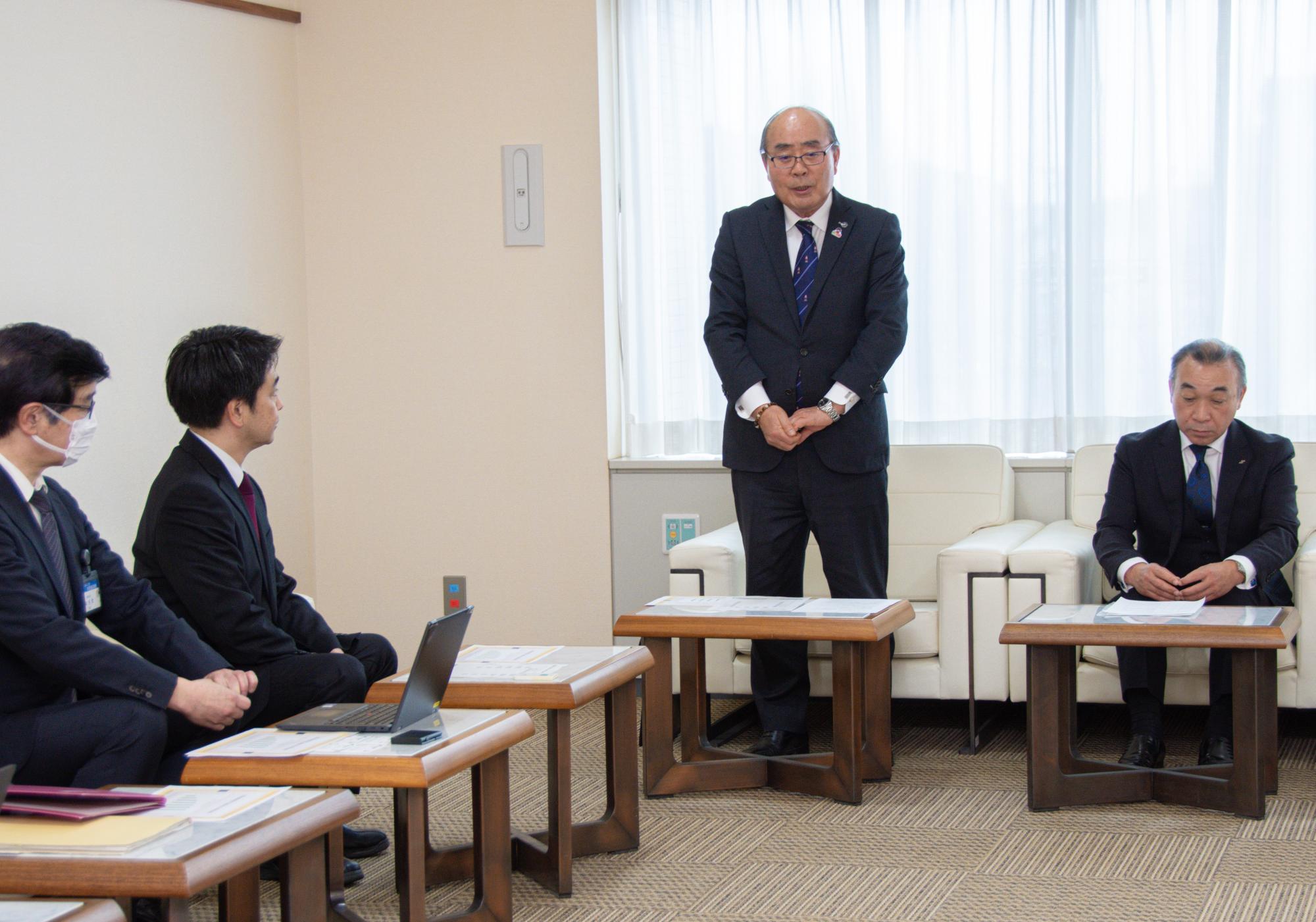 石川副理事長が話している様子