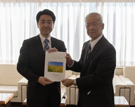 みよし市農業委員会の岩田会長と、小山市長が一緒に意見書を持っている写真