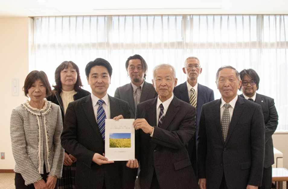 意見書を持っている小山市長と農業委員会意見書作成部会員