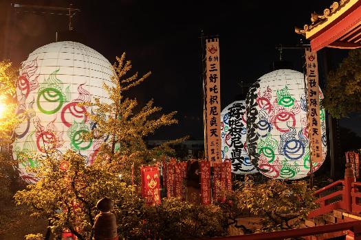 建物ほどの大きさの大きな提灯に明りが灯っている三好大提灯まつりの様子写真