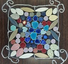 タイルを並べて心をこめて母の日のプレゼントを作ろう