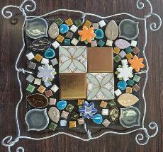 タイルを並べて心をこめて母の日のプレゼントを作ろう