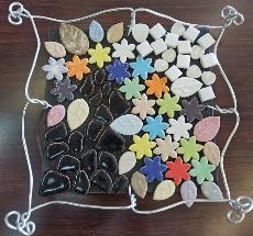 タイルを並べて心をこめて母の日のプレゼントを作ろう