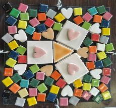 タイルを並べて心をこめて母の日のプレゼントを作ろう