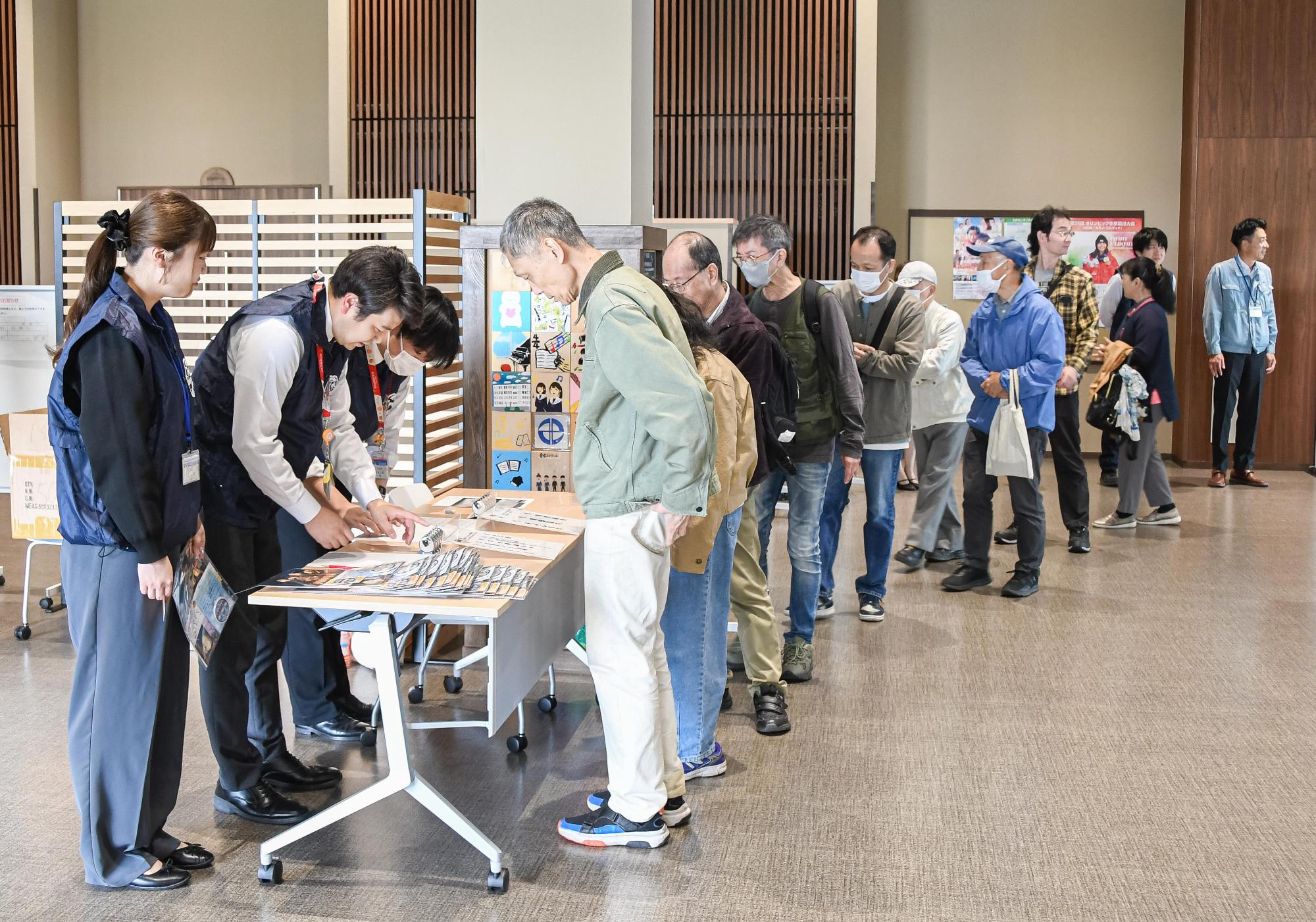 集まった来館者の様子