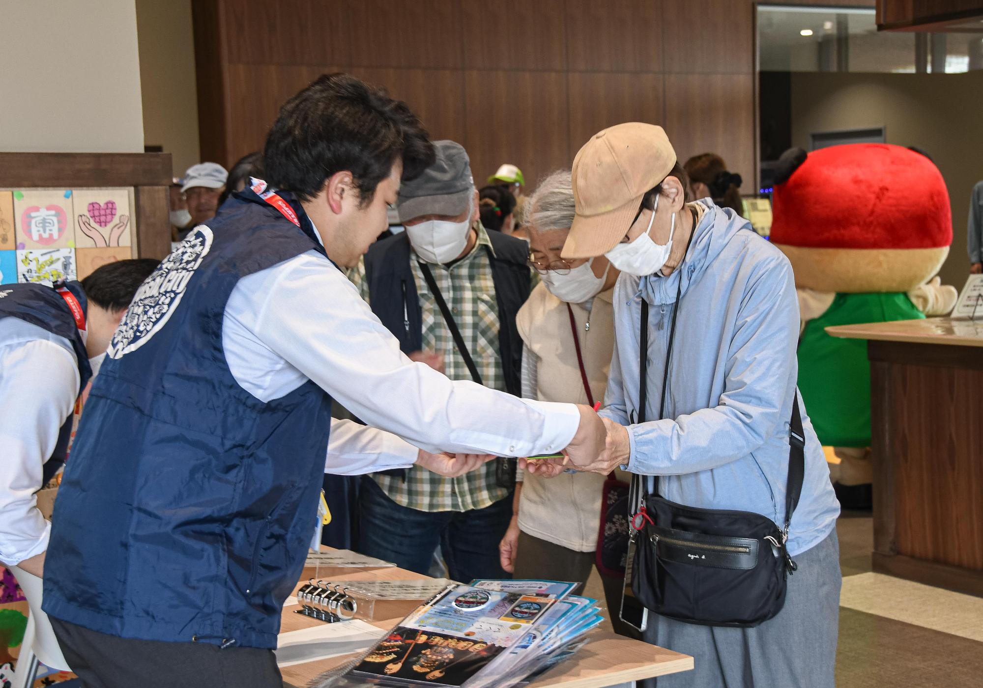 マンホールカードを配布している様子