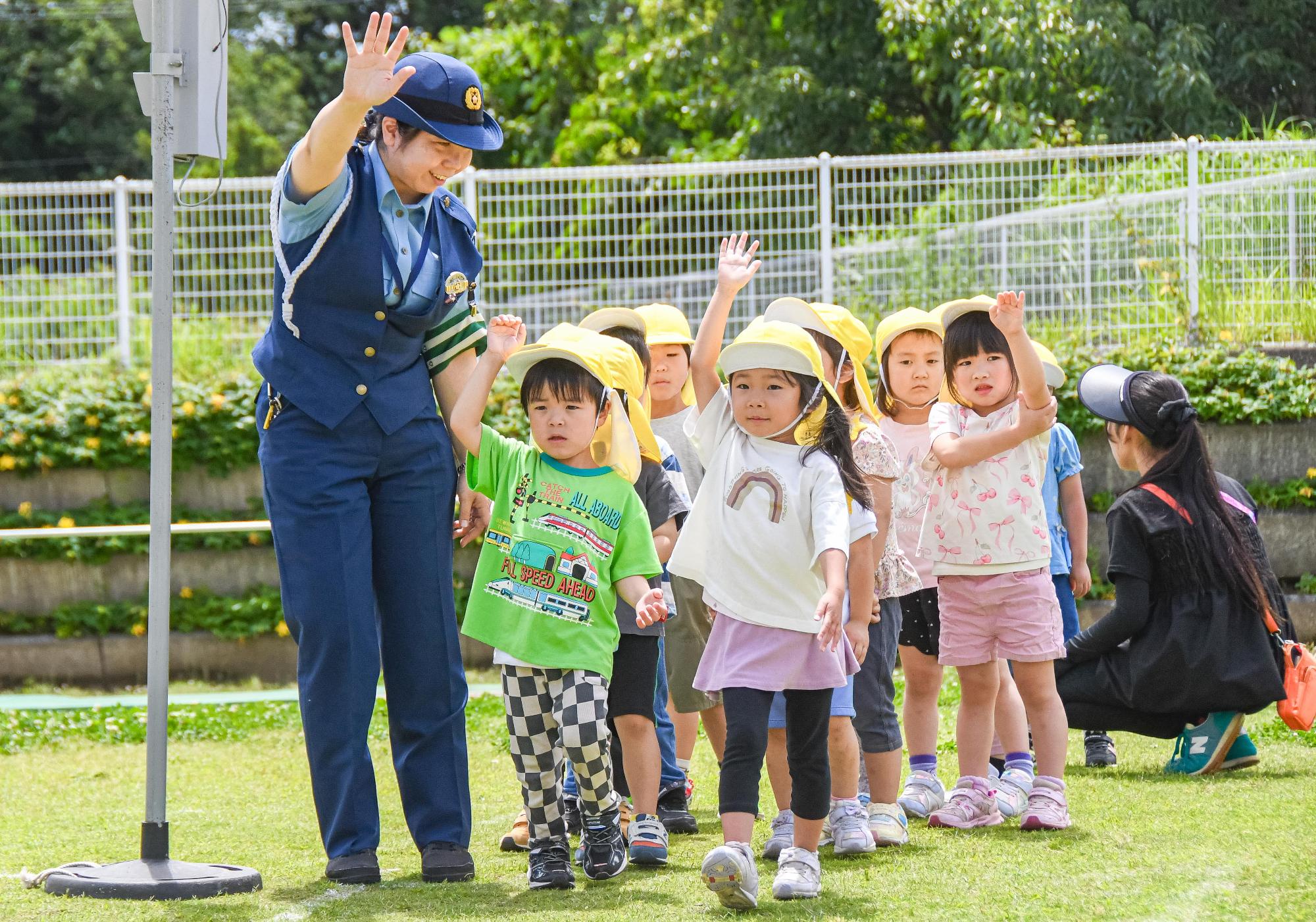 安全確認を行い横断歩道を渡っている様子