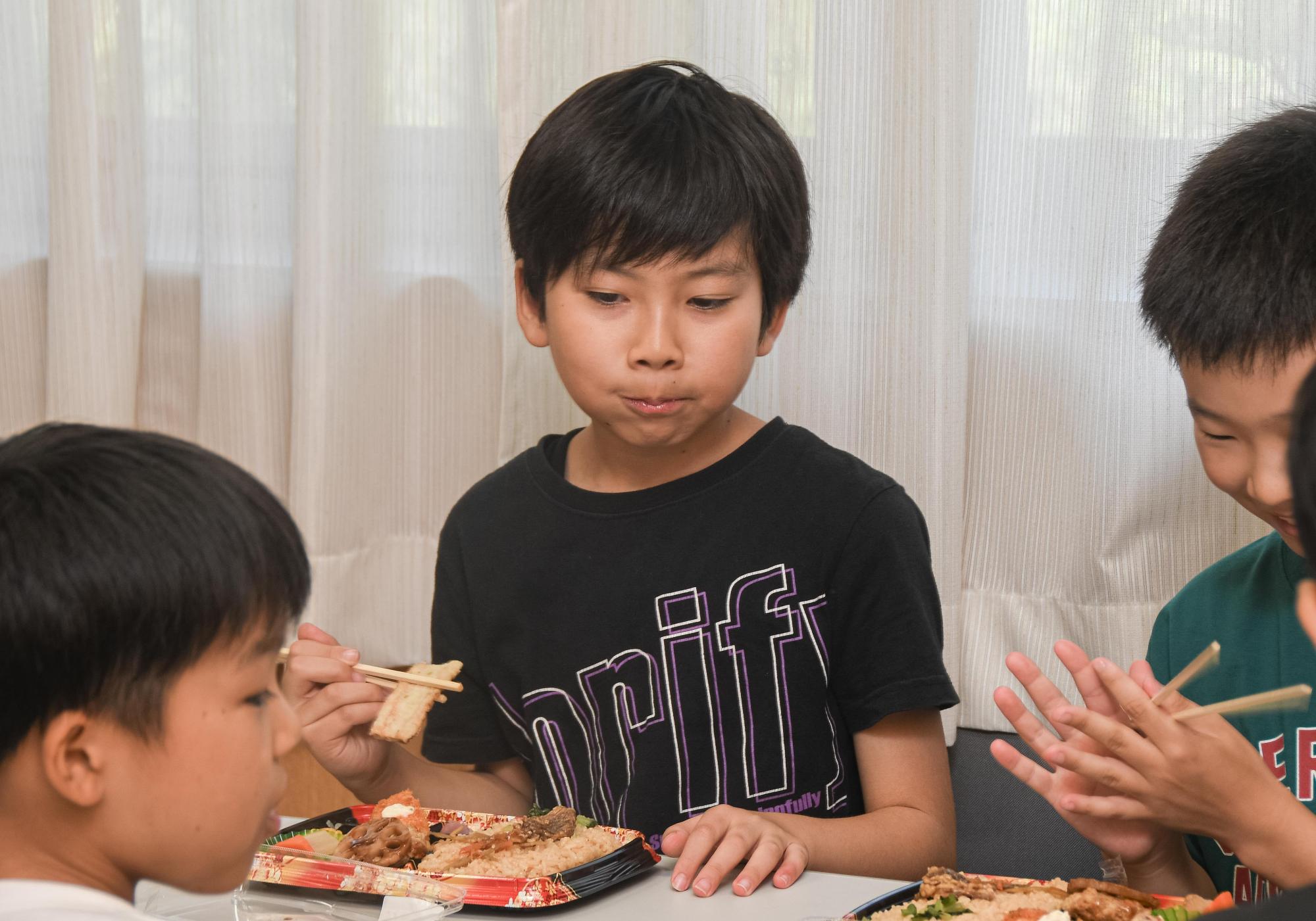 お弁当を食べるこどもたち