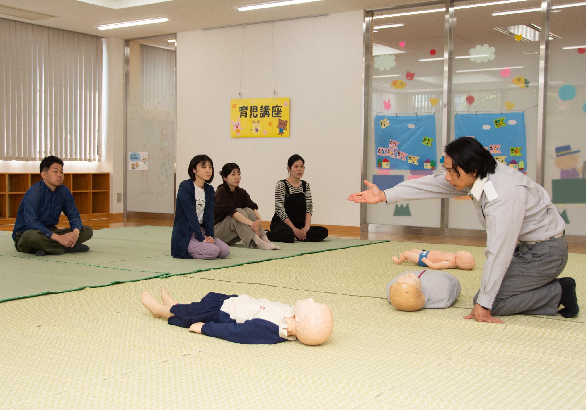 はじめに、成人の人形を使用して心肺蘇生法を学ぶ