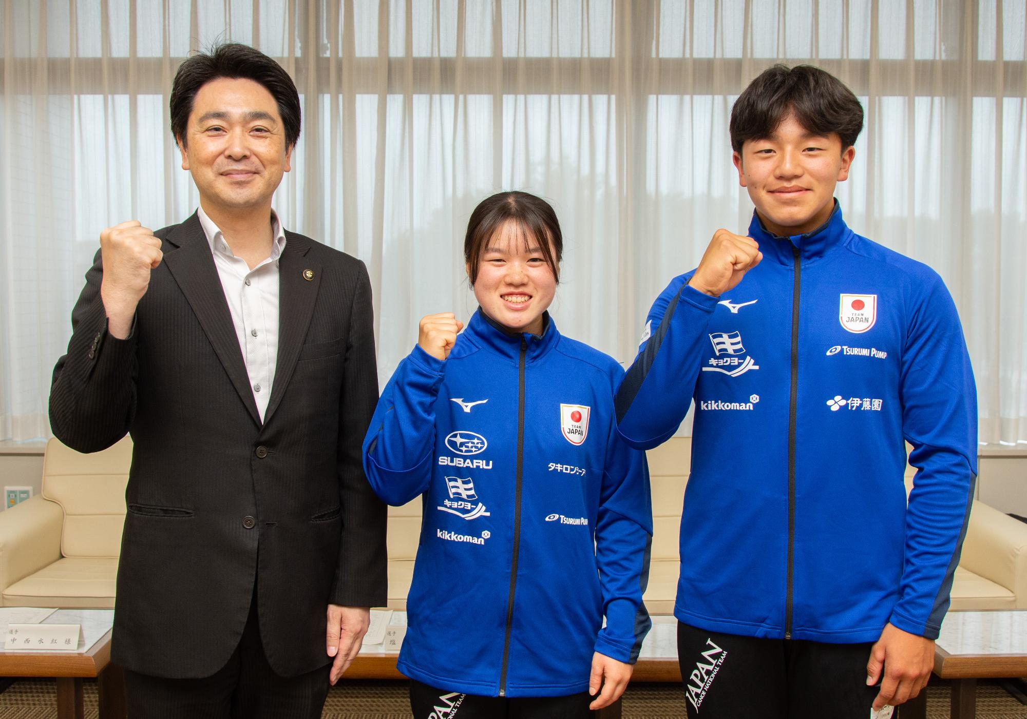 ガッツポーズで市長と記念写真