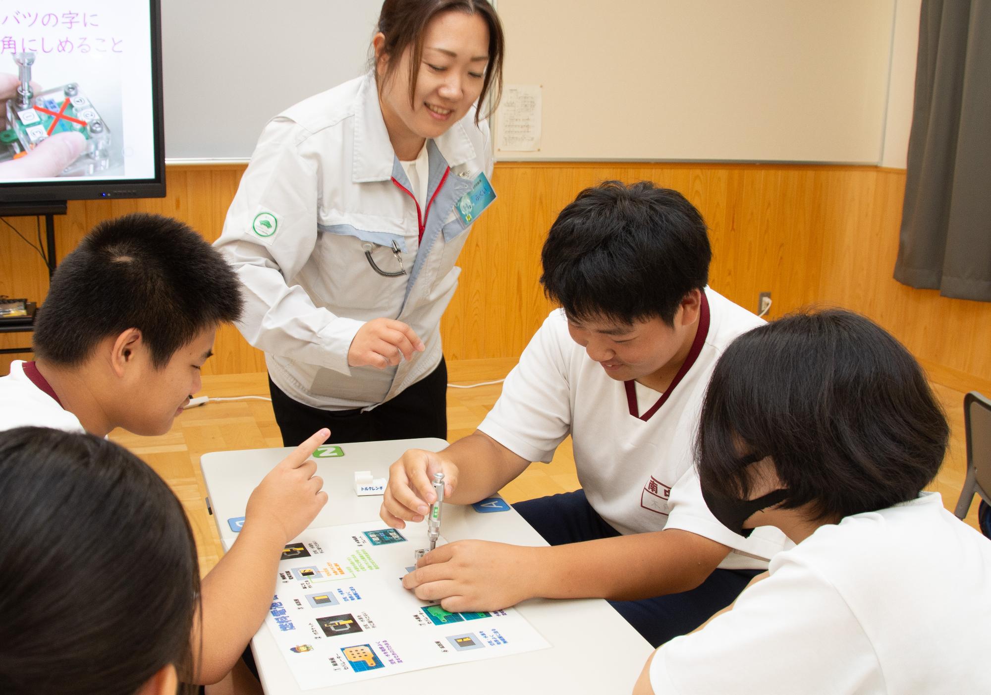 燃料電池の模型を組み立てる様子