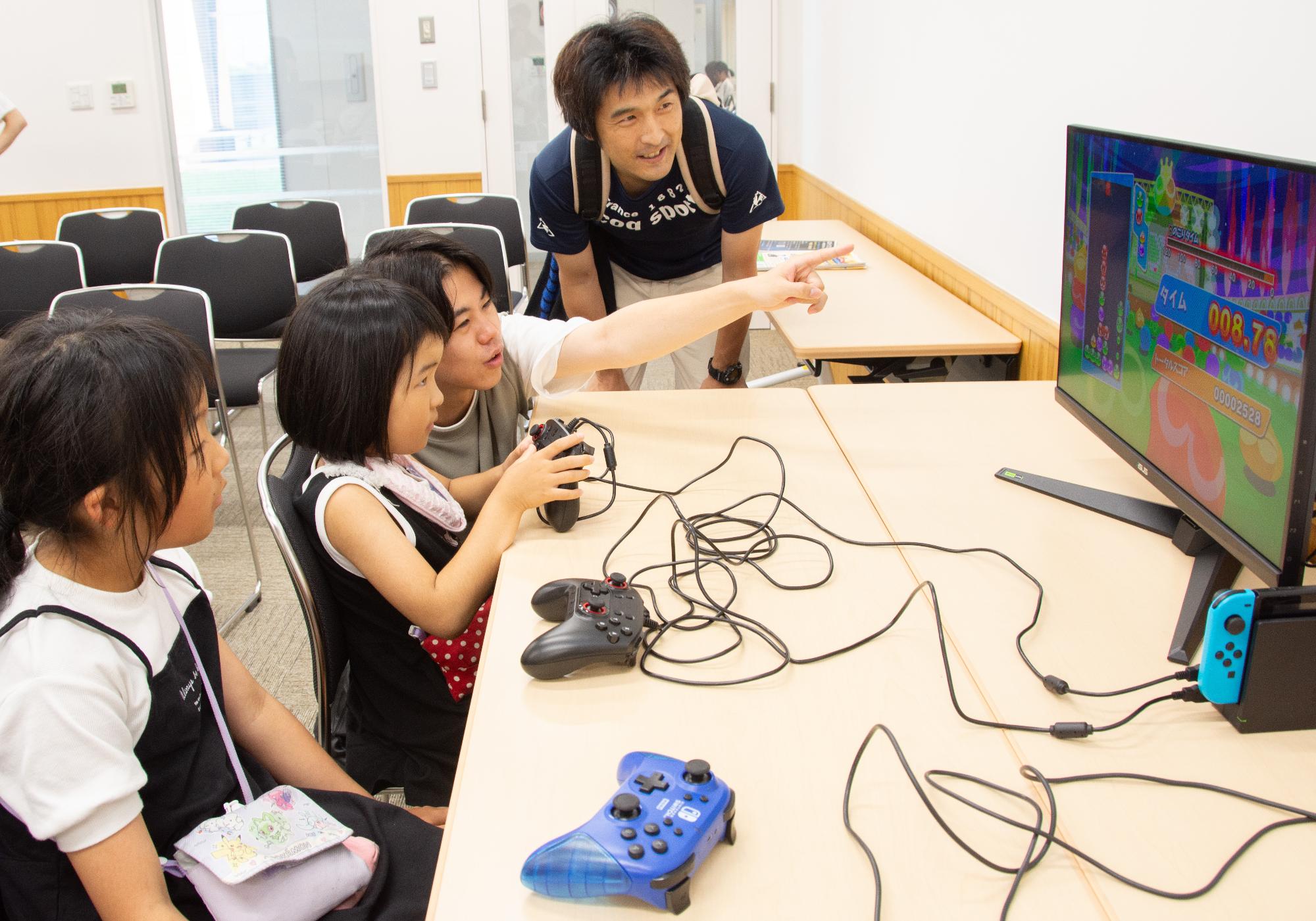 eスポーツを体験する親子