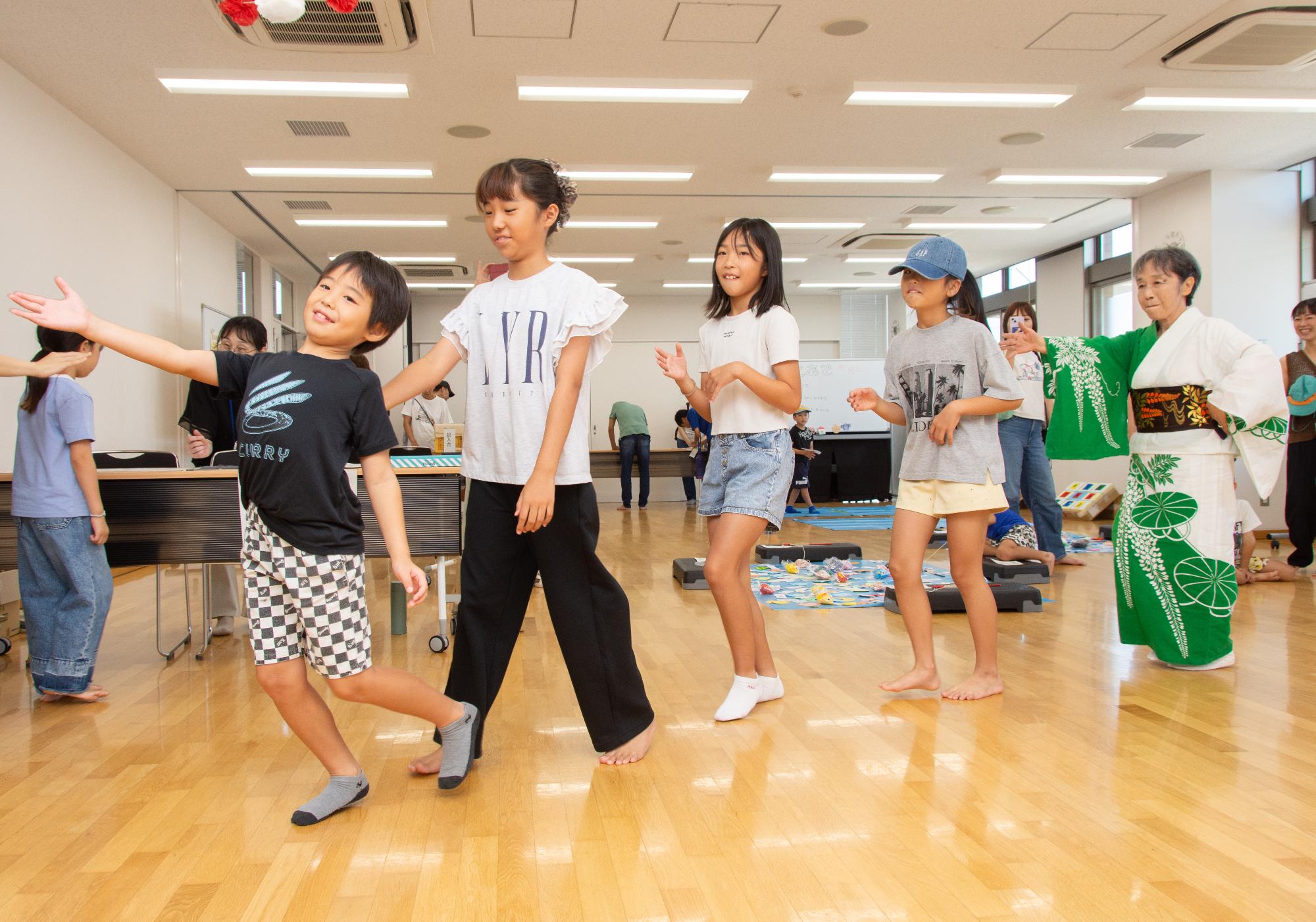 盆踊りの体験コーナーも。楽しく踊るこどもたち