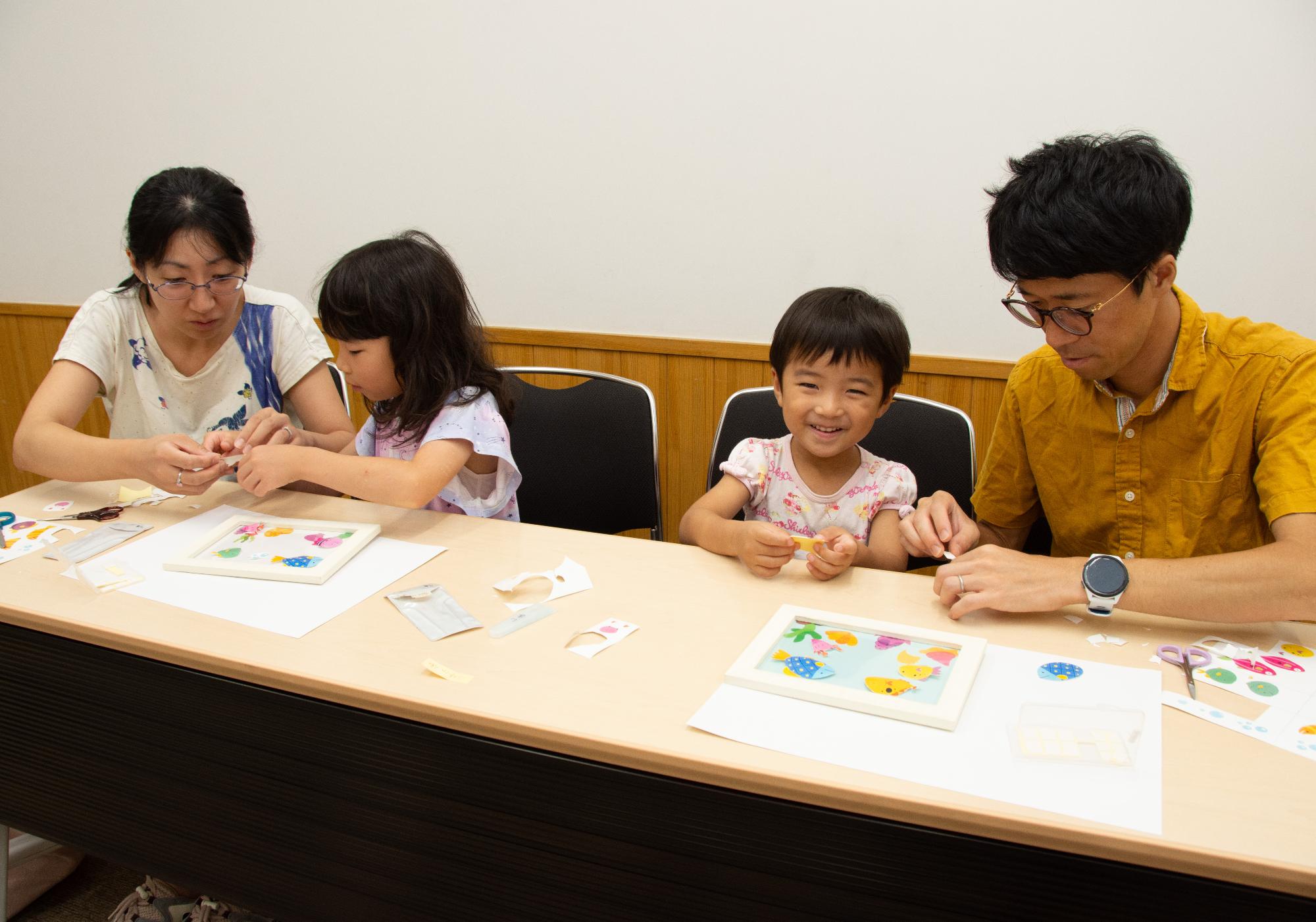親子でフレームアートを体験する様子