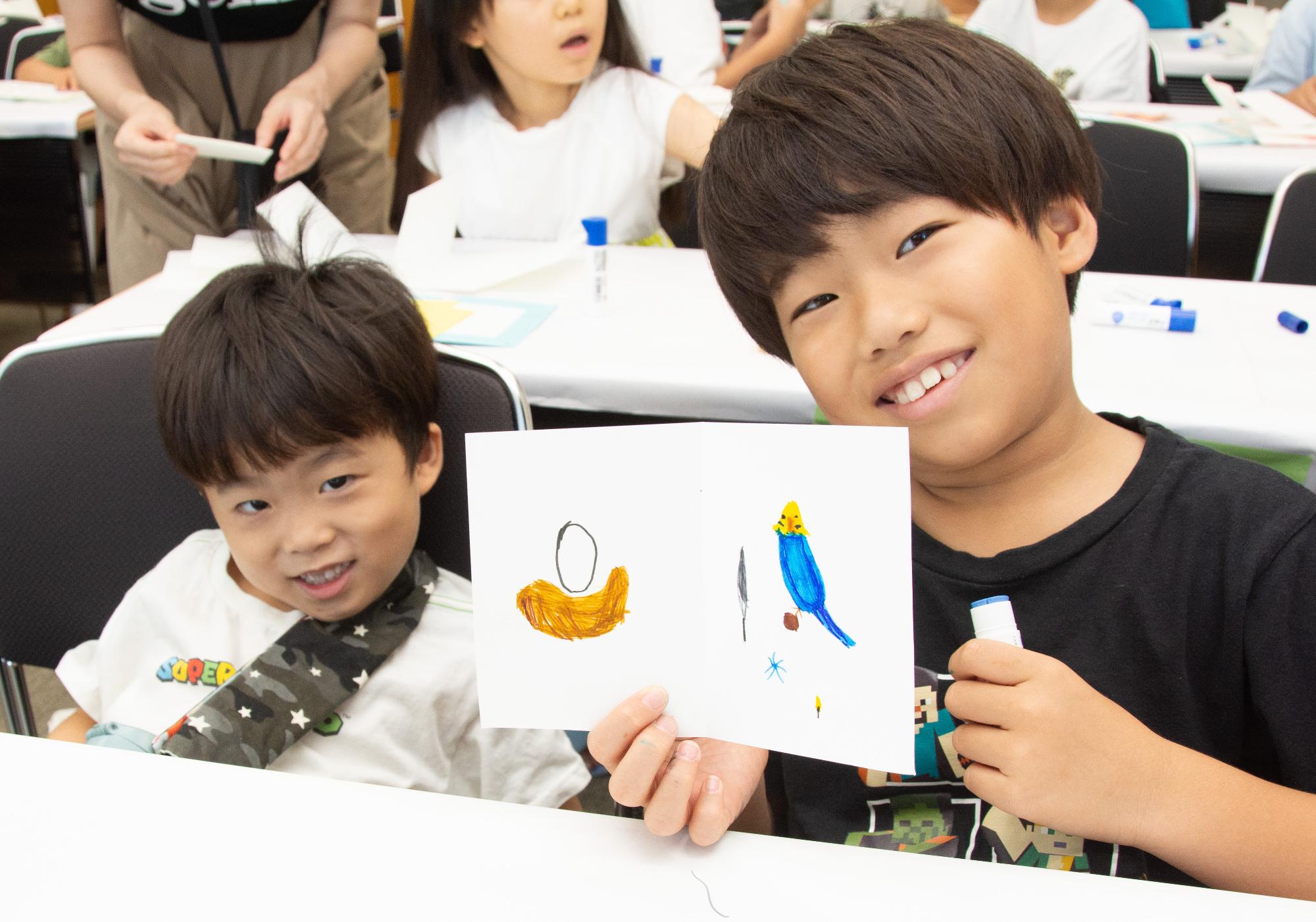 大好きな鳥の絵本を作ったよ。絵本を見せるこどもたち
