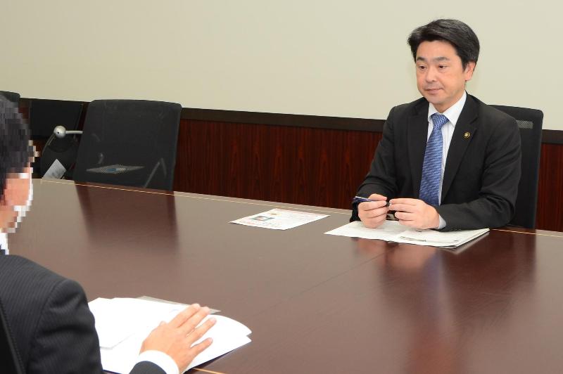 市長が話をしている写真