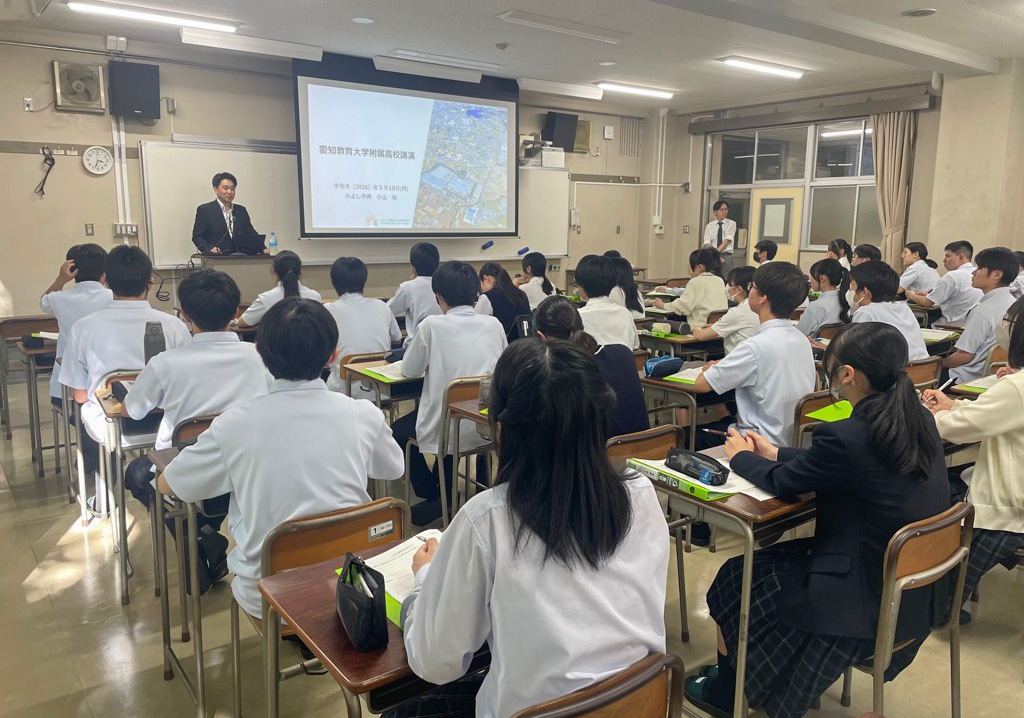 授業で生徒たちに話す小山市長