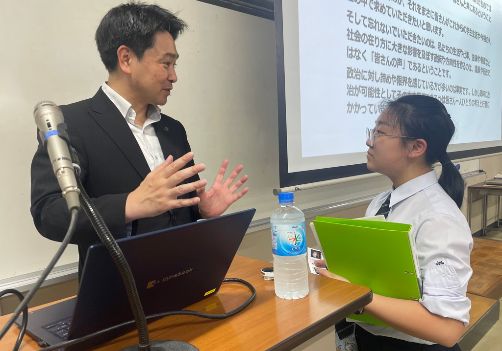 授業後に生徒と話す市長