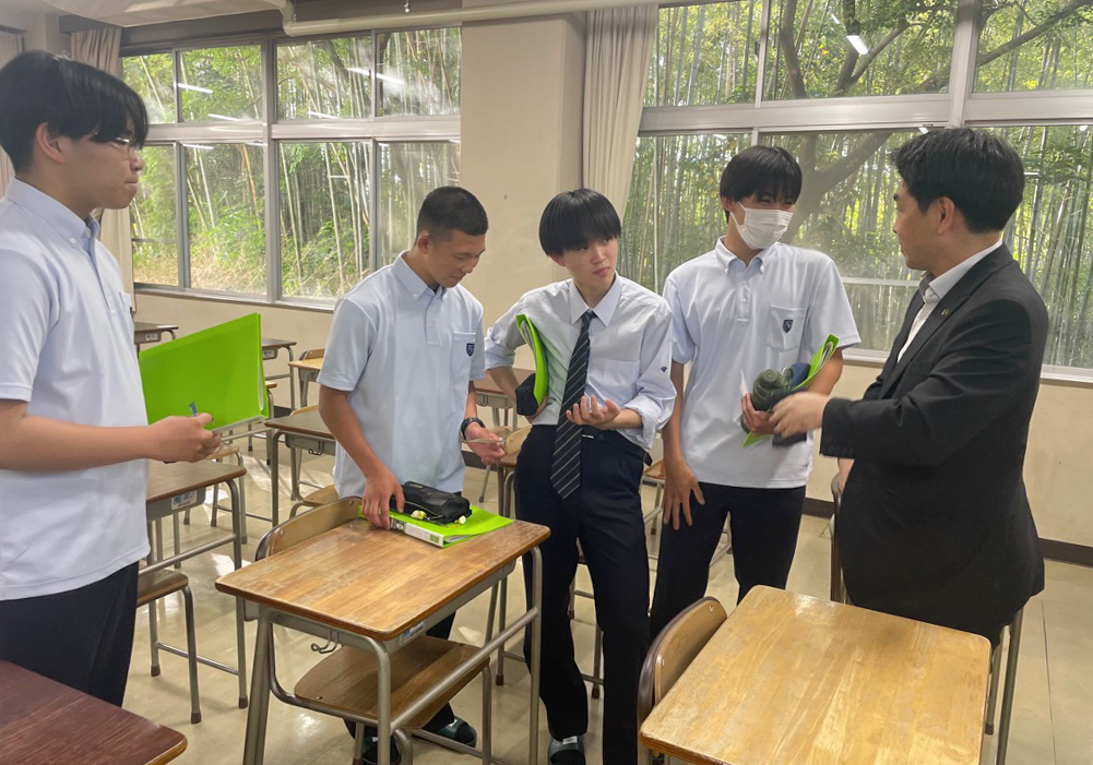 授業後に生徒と話す様子