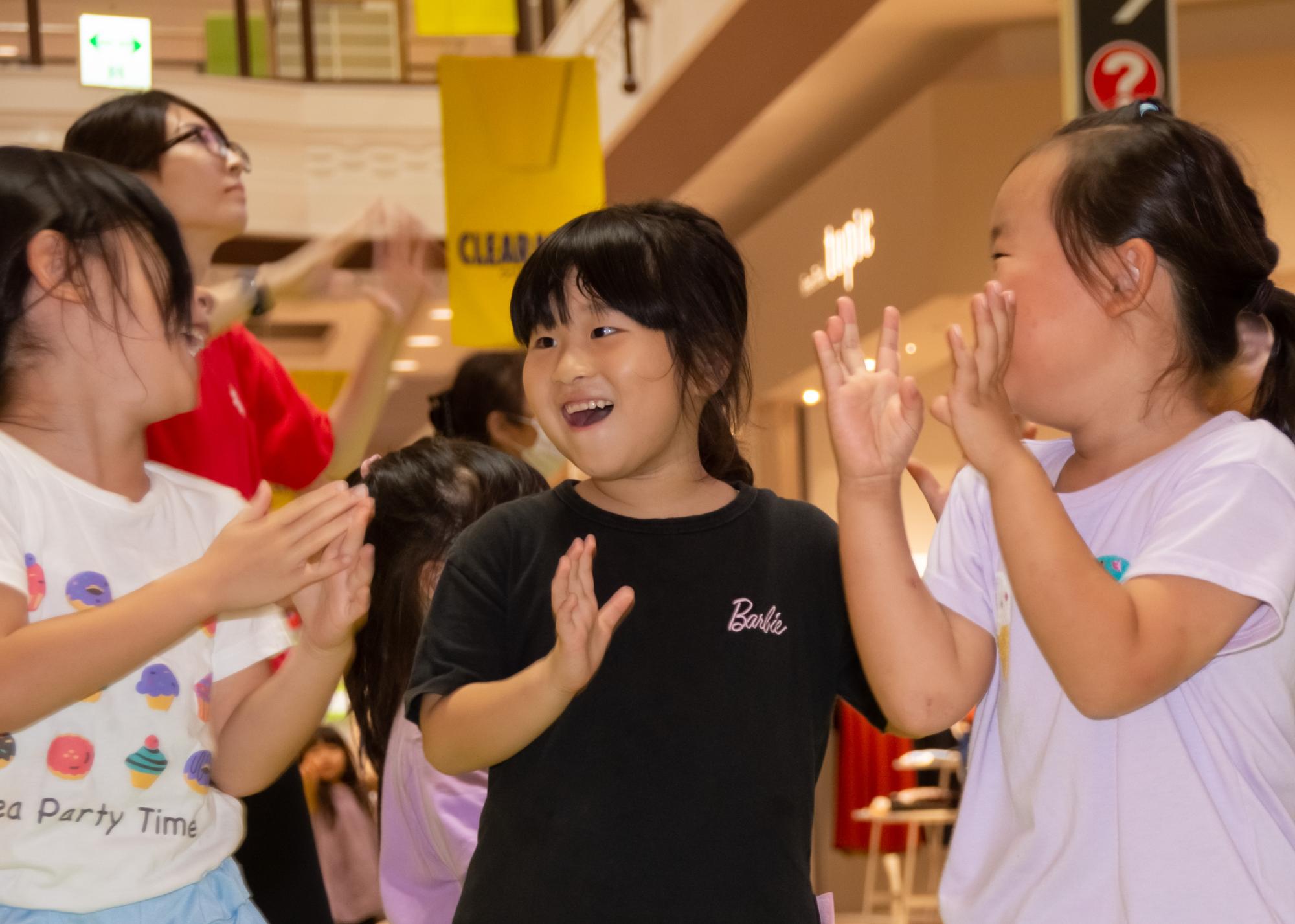 踊りを楽しむこどもたち