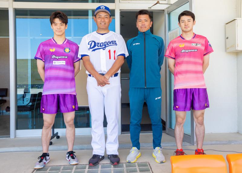 浅川陽介さん、吉田雅己さん、有延大夢さん、川上憲伸さんの写真