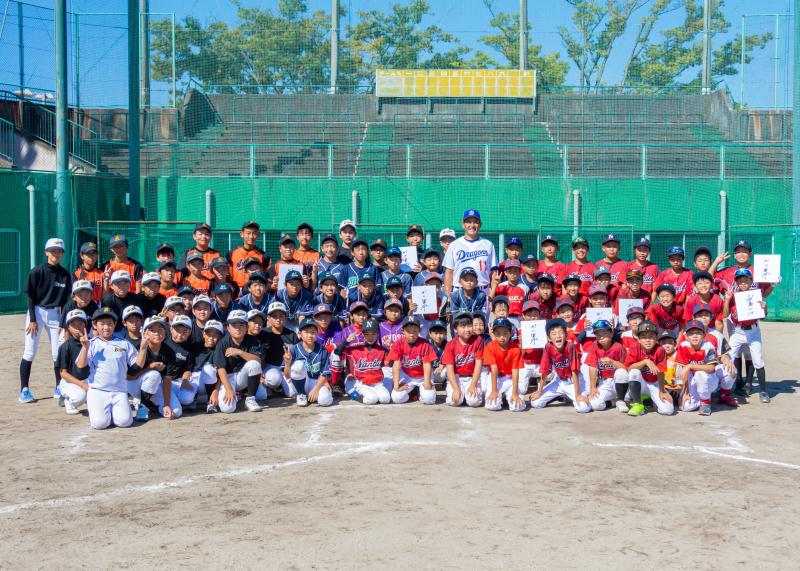 軟式野球体験教室に参加した選手全員と講師の川上憲伸さんの集合写真
