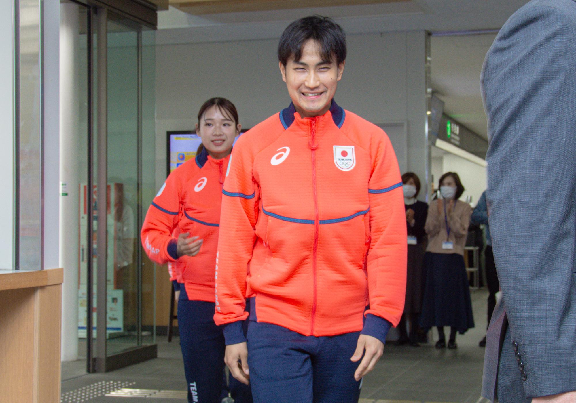 正面玄関で、出迎えを受ける選手