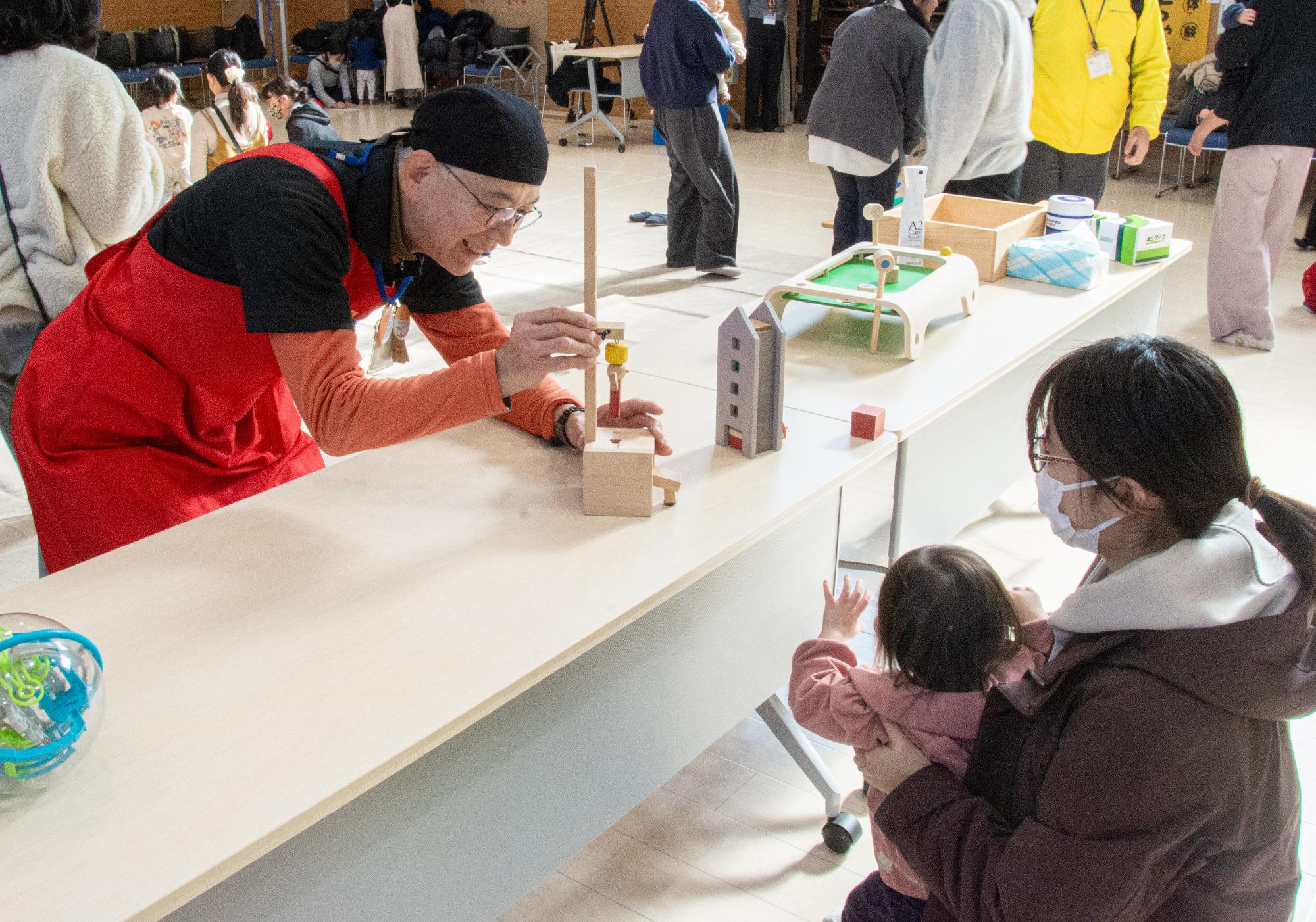 遊び方の様子を教わっている様子