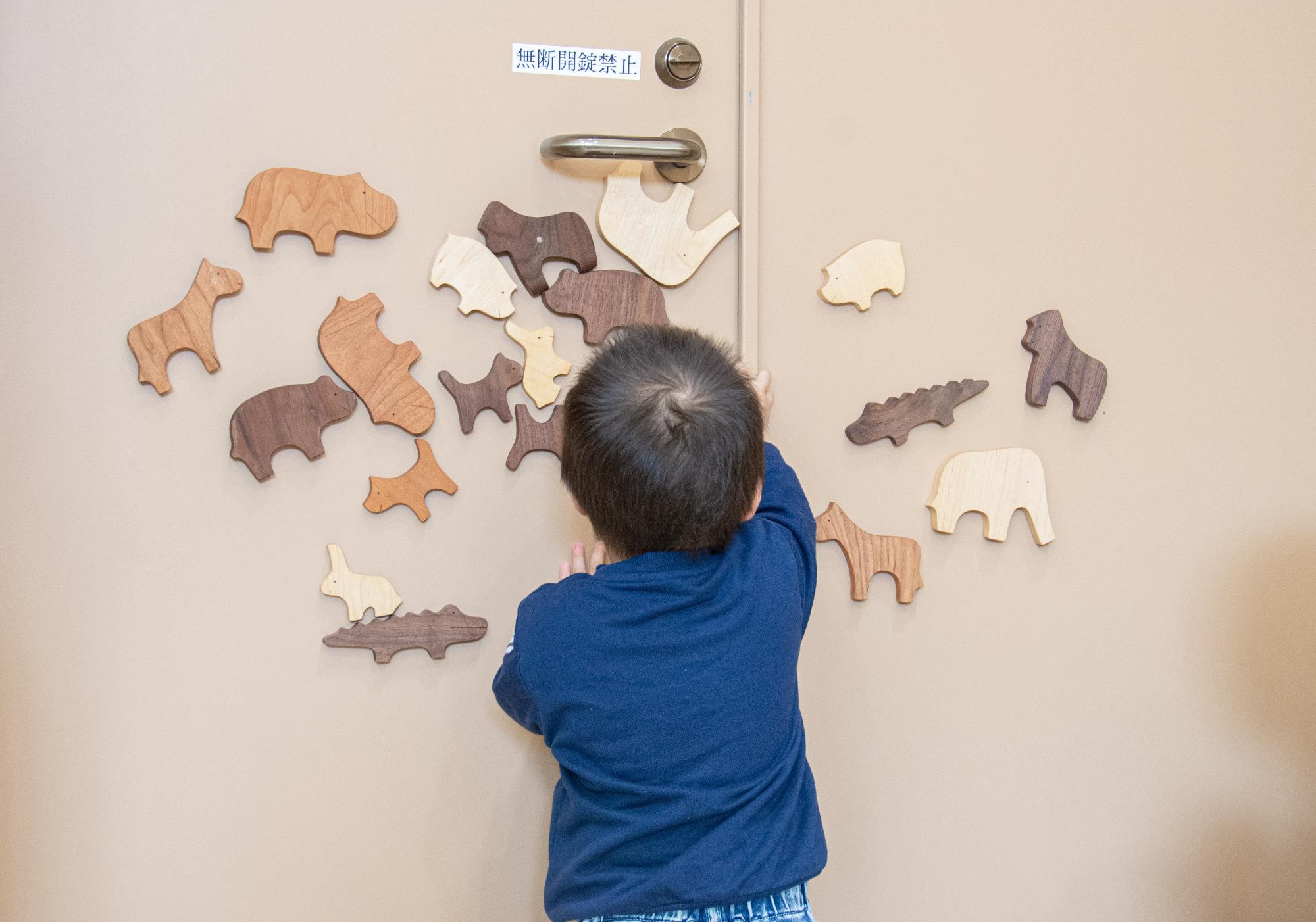 木のパネルを張り付けて遊んでいる様子